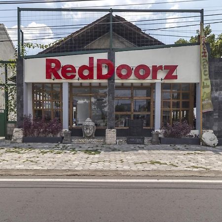 Reddoorz Plus @ Flory Hotel Yogyakarta Kültér fotó