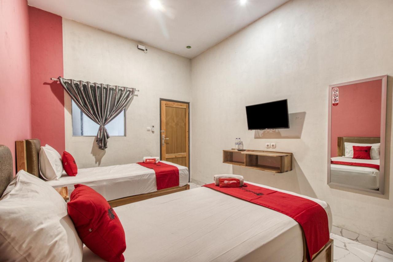 Reddoorz Plus @ Flory Hotel Yogyakarta Kültér fotó